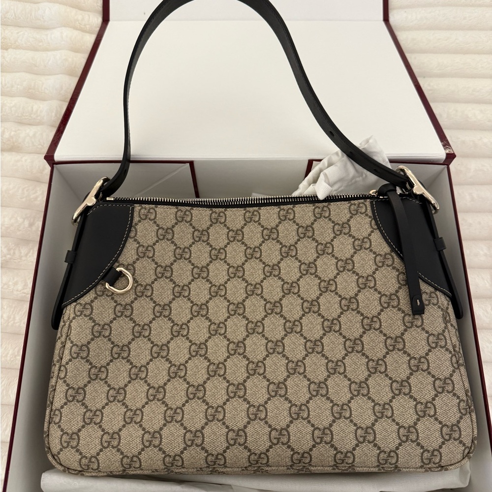 Gucci GG Emblem medium shoulder Bag